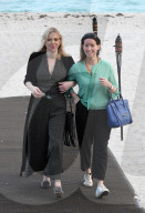 PEOPLE - Courtney Love spaziert  in Fellpantoffeln am Miami Beach