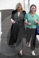 PEOPLE - Courtney Love spaziert  in Fellpantoffeln am Miami Beach