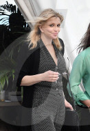 PEOPLE - Courtney Love spaziert  in Fellpantoffeln am Miami Beach