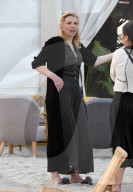 PEOPLE - Courtney Love spaziert  in Fellpantoffeln am Miami Beach