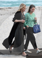 PEOPLE - Courtney Love spaziert  in Fellpantoffeln am Miami Beach