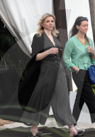 PEOPLE - Courtney Love spaziert  in Fellpantoffeln am Miami Beach