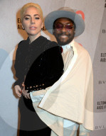 PEOPLE - Lady Gaga posiert mit den Little Monsters an der AIDS-Gala