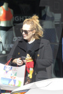 EXKLUSIV - Alle Hände voll: Adele beim Weihnachts-Shopping in Santa Monica