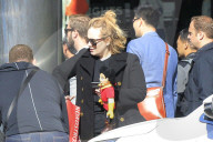 EXKLUSIV - Alle Hände voll: Adele beim Weihnachts-Shopping in Santa Monica