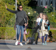 PEOPLE - Jennifer Garner passt gut auf auf ihre Kücken-Schar