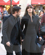 PEOPLE - Monica Bellucci im "langen Schwarzen" an der Fimpremiere in LA