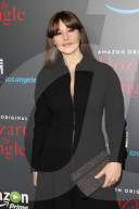 PEOPLE - Monica Bellucci im "langen Schwarzen" an der Fimpremiere in LA
