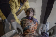 NEWS - Syrien: Verletzte werden in ein Feld-Spital gebracht