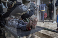 NEWS - Syrien: Verletzte werden in ein Feld-Spital gebracht