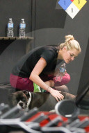 PEOPLE - Kate Upton bringt ihren Hund mit ins Fitness