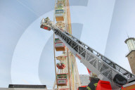 FEATURE - Will geübt sein: Rettung aus dem Riesenrad