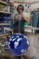FEATURE - Solides Handwerk: John Abbott produziert Christbaum-Kugeln