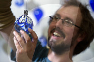FEATURE - Solides Handwerk: John Abbott produziert Christbaum-Kugeln