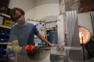 FEATURE - Solides Handwerk: John Abbott produziert Christbaum-Kugeln