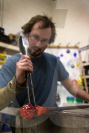 FEATURE - Solides Handwerk: John Abbott produziert Christbaum-Kugeln