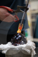 FEATURE - Solides Handwerk: John Abbott produziert Christbaum-Kugeln