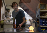 FEATURE - Solides Handwerk: John Abbott produziert Christbaum-Kugeln