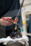 FEATURE - Solides Handwerk: John Abbott produziert Christbaum-Kugeln