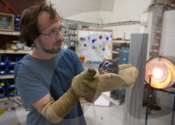 FEATURE - Solides Handwerk: John Abbott produziert Christbaum-Kugeln