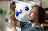 FEATURE - Solides Handwerk: John Abbott produziert Christbaum-Kugeln