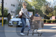 EXKLUSIV - Katie Holmes macht Weihnachseinkäufe