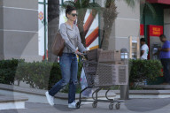 EXKLUSIV - Katie Holmes macht Weihnachseinkäufe