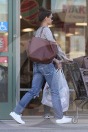 EXKLUSIV - Katie Holmes macht Weihnachseinkäufe
