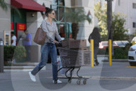 EXKLUSIV - Katie Holmes macht Weihnachseinkäufe