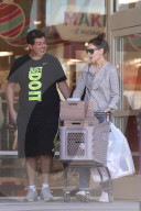 EXKLUSIV - Katie Holmes macht Weihnachseinkäufe
