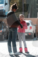 EXKLUSIV - Katie Holmes mit dancing Suri unterwegs