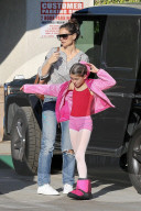 EXKLUSIV - Katie Holmes mit dancing Suri unterwegs