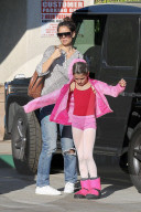 EXKLUSIV - Katie Holmes mit dancing Suri unterwegs
