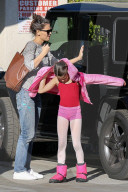 EXKLUSIV - Katie Holmes mit dancing Suri unterwegs