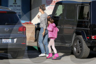 EXKLUSIV - Katie Holmes mit dancing Suri unterwegs