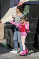 EXKLUSIV - Katie Holmes mit dancing Suri unterwegs