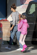 EXKLUSIV - Katie Holmes mit dancing Suri unterwegs