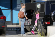 EXKLUSIV - Katie Holmes mit dancing Suri unterwegs