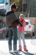 EXKLUSIV - Katie Holmes mit dancing Suri unterwegs