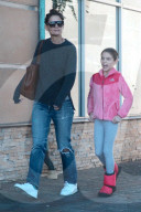 EXKLUSIV - Katie Holmes mit dancing Suri unterwegs