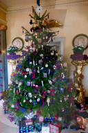 FEATURE - Weihnachtsdekoration im Hinton Ampner Haus in Hampshire