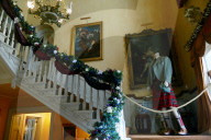 FEATURE - Weihnachtsdekoration im Hinton Ampner Haus in Hampshire