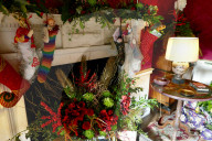 FEATURE - Weihnachtsdekoration im Hinton Ampner Haus in Hampshire