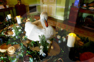 FEATURE - Weihnachtsdekoration im Hinton Ampner Haus in Hampshire