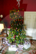 FEATURE - Weihnachtsdekoration im Hinton Ampner Haus in Hampshire