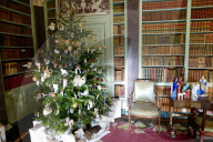 FEATURE - Weihnachtsdekoration im Hinton Ampner Haus in Hampshire