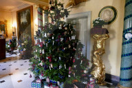 FEATURE - Weihnachtsdekoration im Hinton Ampner Haus in Hampshire