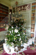 FEATURE - Weihnachtsdekoration im Hinton Ampner Haus in Hampshire