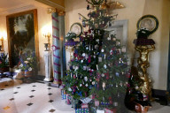 FEATURE - Weihnachtsdekoration im Hinton Ampner Haus in Hampshire