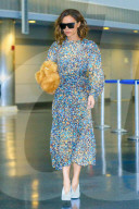 EXKLUSIV - Victoria Beckham landet im farbenfrohen Kleid in New York